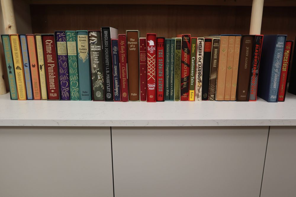 Folio Society - 32 vols, including Kipling, Rudyard (5 works), Gra ves, Robert (4 works), all in slip cases